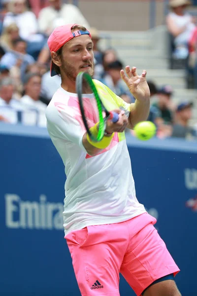 Professionele tennisspeelster Lucas Pouille van Frankrijk in actie tijdens zijn kwartfinale wedstrijd van ons Open 2016 — Stockfoto