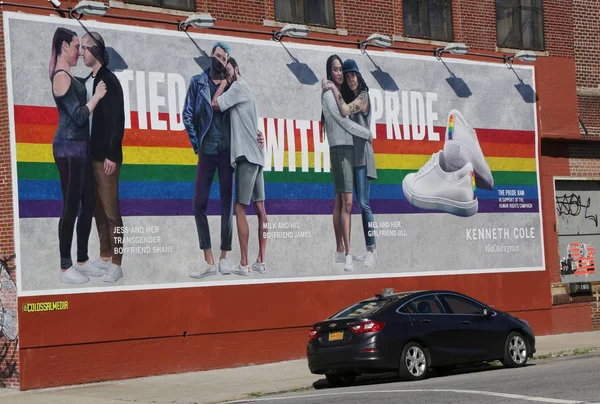 Кеннет Коул привязал себя к рекламе Pride в Бруклине, Нью-Йорк — стоковое фото