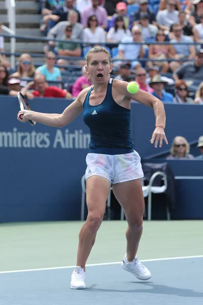 Tennisprofi Simona Halep aus Rumänien in Aktion bei ihrem Erstrundenmatch bei den US Open 2016 — Stockfoto