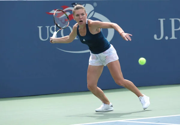 La tenista profesional Simona Halep de Rumania en acción durante su cuarto partido en el US Open 2016 — Foto de Stock