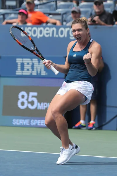 Professionell tennisspelare Simona Halep Rumäniens firar segern efter hennes runda fyra match på oss Open 2016 — Stockfoto