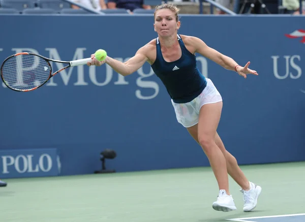 La joueuse de tennis professionnelle Simona Halep de Roumanie en action lors de sa quatrième ronde à l'US Open 2016 — Photo