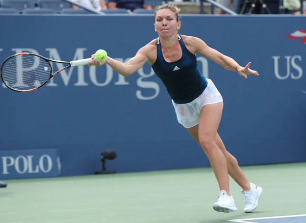 Jogadora profissional de tênis Simona Halep da Romênia em ação durante sua quarta rodada no US Open 2016 — Fotografia de Stock