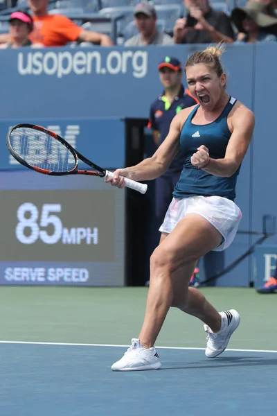 プロのテニス プレーヤーのシモーナ Halep はルーマニアの勝利を祝うは、私たちオープン 2016 で彼女の 4 ラウンドの試合後 — ストック写真