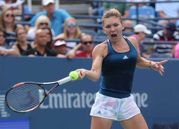 La joueuse de tennis professionnelle Simona Halep de Roumanie en action lors de sa quatrième ronde à l'US Open 2016 — Photo