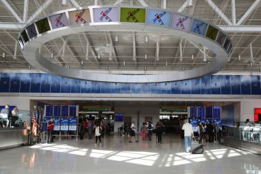 Saat 5'te John F Kennedy Havalimanı New York'ta JetBlue Terminal içinde
