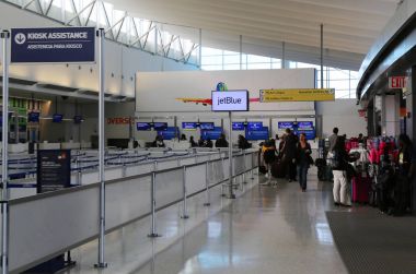 Saat 5'te John F Kennedy Havalimanı New York'ta JetBlue Terminal içinde
