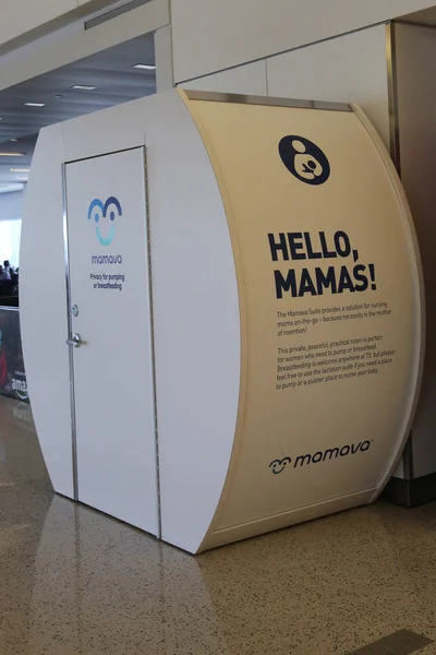 Apartament Mamava dla pielęgniarstwa mamas jest miejsce dla kobiet do pompy lub karmić piersią wewnątrz Jetblue terminala 5 — Zdjęcie stockowe