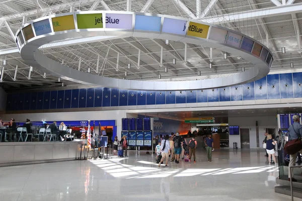 Dentro do Terminal 5 da JetBlue no Aeroporto Internacional John F Kennedy em Nova York — Fotografia de Stock