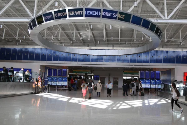 Внутри терминала JetBlue 5 в международном аэропорту имени Джона Ф. Кеннеди в Нью-Йорке — стоковое фото