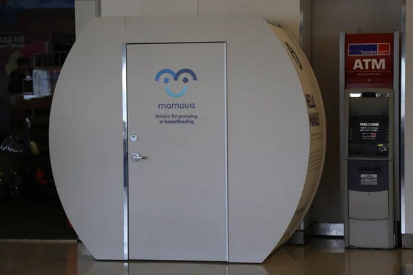 Mamava σουίτα για Νοσηλευτικής Μάμας είναι ένας τόπος για τις γυναίκες να αντλία ή να θηλάσουν στο εσωτερικό του Jetblue Terminal 5 — Φωτογραφία Αρχείου