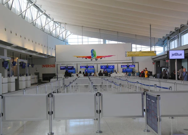 Dentro do Terminal 5 da JetBlue no Aeroporto Internacional John F Kennedy em Nova York — Fotografia de Stock