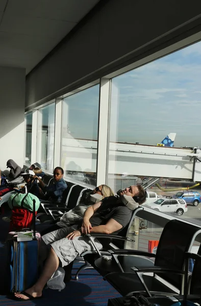 Saat 5'te John F Kennedy Havalimanı New York'ta JetBlue Terminal içinde