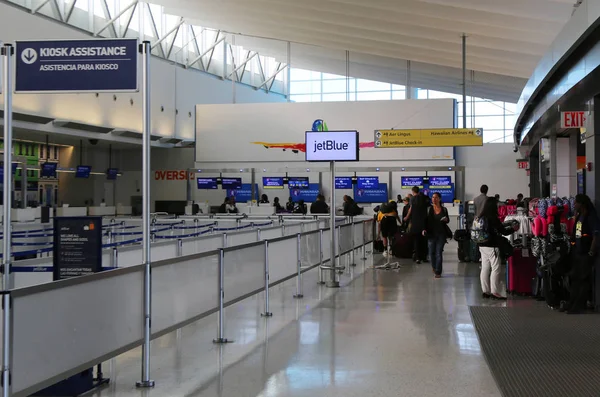 Uvnitř terminálu Jetblue 5 na Johna F Kennedyho mezinárodní letiště v New Yorku — Stock fotografie