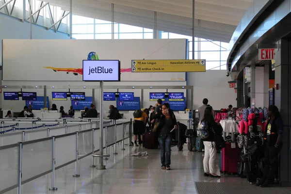 Wewnątrz Jetblue Terminal 5 w John F Kennedy International Airport w Nowym Jorku — Zdjęcie stockowe