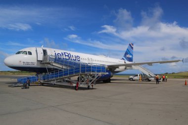 Asfalt Maurice Bishop Uluslararası Havalimanı Grenada uçakta JetBlue Embraer 190