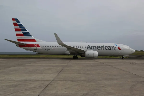 American Airlines-vliegtuig op asfalt op Maurice Bishop International Airport in Grenada — Stockfoto