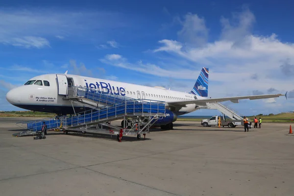 JetBlue Embraer 190 vliegtuig op asfalt op Maurice Bishop International Airport in Grenada — Stockfoto