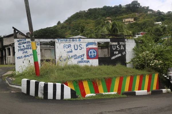Tanda jalan memuji US dan Caribbean Heroes karena membebaskan Grenada di St. George 's, Grenada — Stok Foto