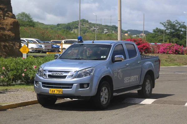 グレナダのモーリス ・ ビショップ国際空港の前にセキュリティ車両 — ストック写真