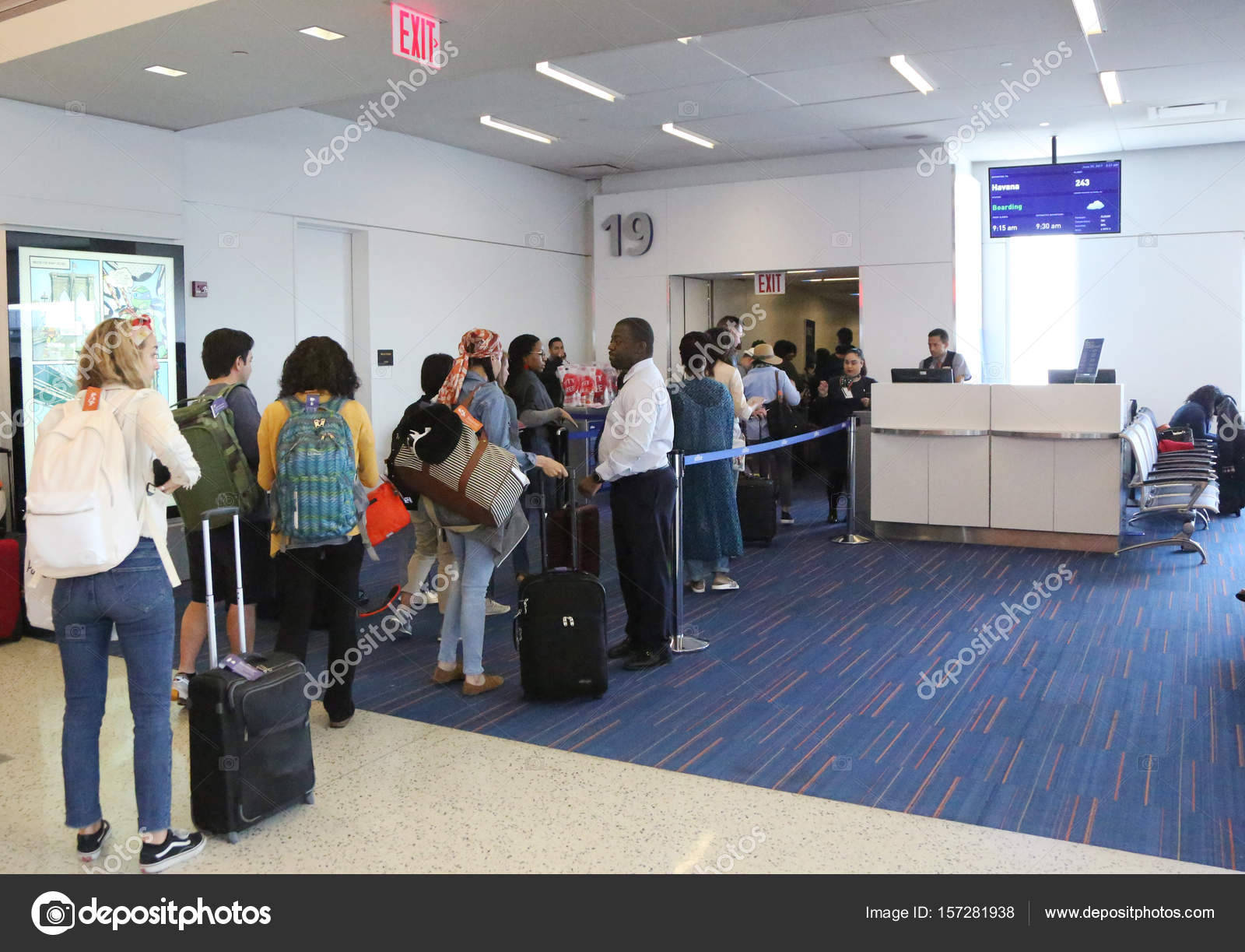 Passengers boarding JetBlue flight Havana, Cuba at JetBlue Terminal 5 at John F Kennedy International Airport York – Stock Editorial Photo © zhukovsky #157281938