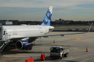 Asfalt John F Kennedy Uluslararası Havaalanı New York'ta JetBlue uçakta