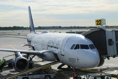 Asfalt John F Kennedy Uluslararası Havaalanı New York'ta JetBlue uçakta