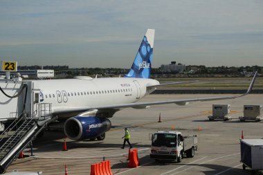 Asfalt John F Kennedy Uluslararası Havaalanı New York'ta JetBlue uçakta