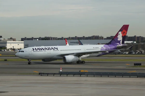 Hawaiian Airlines jet na asfalcie w John F Kennedy International Airport w Nowym Jorku — Zdjęcie stockowe