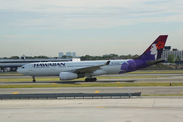 Hawaiian Airlines jet na asfalcie w John F Kennedy International Airport w Nowym Jorku — Zdjęcie stockowe