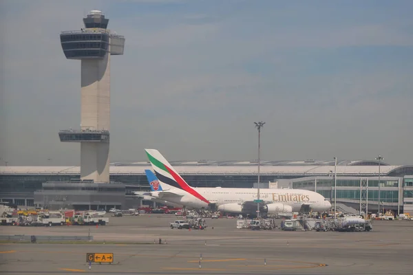 Hava trafik kontrol kulesi ve Emirates Hava Yolları'nın Airbus A380 John F Kennedy Uluslararası Havaalanı'nda. — Stok fotoğraf