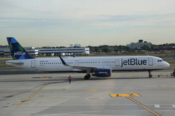 뉴욕에서 존 F 케네디 국제 공항 활주로에 젯 블루 항공 비행기 — 스톡 사진