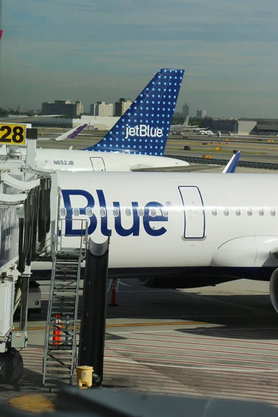 JetBlue vliegtuig op asfalt op John F Kennedy International Airport in New York — Stockfoto