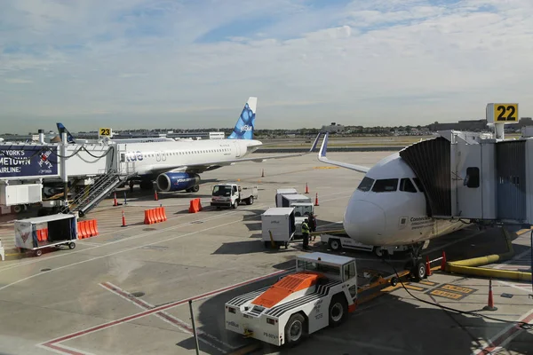 捷蓝航空在纽约约翰 F 肯尼迪国际机场的停机坪上的飞机 — 图库照片