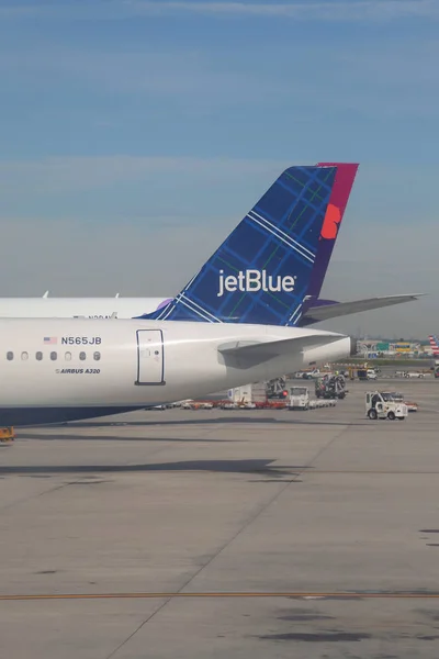 JetBlue avión en asfalto en el Aeropuerto Internacional John F Kennedy en Nueva York — Foto de Stock