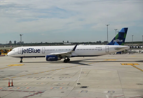 JetBlue літак на злітній смузі в John F Міжнародний аеропорт Кеннеді в Нью-Йорку — стокове фото