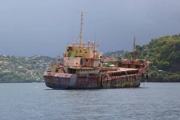 En övergiven allmänna lastfartyg ”Anina' byggdes 1970 och lämnade till rost i den Bay i St. George's Grenada — Stockfoto