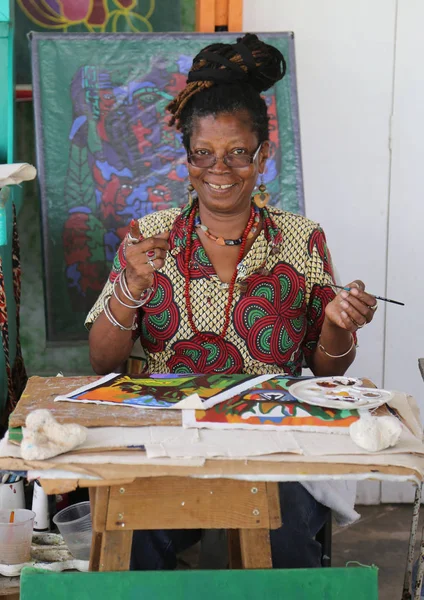 Artista local en el Mercado de Artesanía y Especias Grand Anse en Granada . —  Fotos de Stock