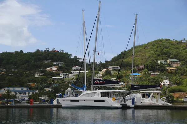 Luxusjacht im Yachthafen von St. George, Grenada — Stockfoto