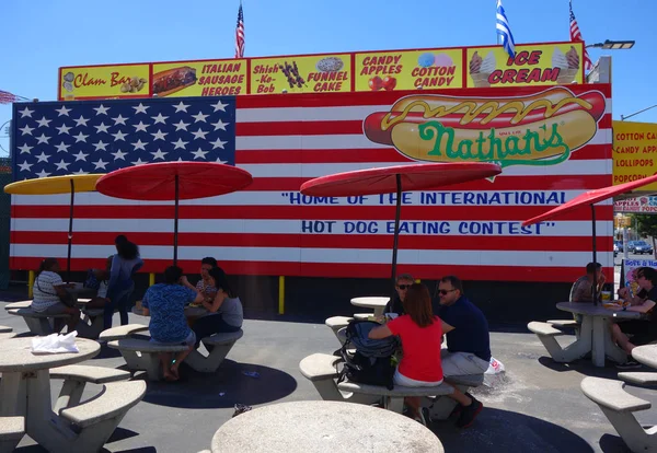 El concurso de comida de perros calientes de Nathan en Coney Island, Nueva York —  Fotos de Stock