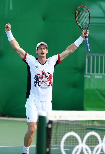 El campeón olímpico Andy Murray de Gran Bretaña celebra la victoria después de cuartos de final individuales masculinos de los Juegos Olímpicos de Río 2016 — Foto de Stock