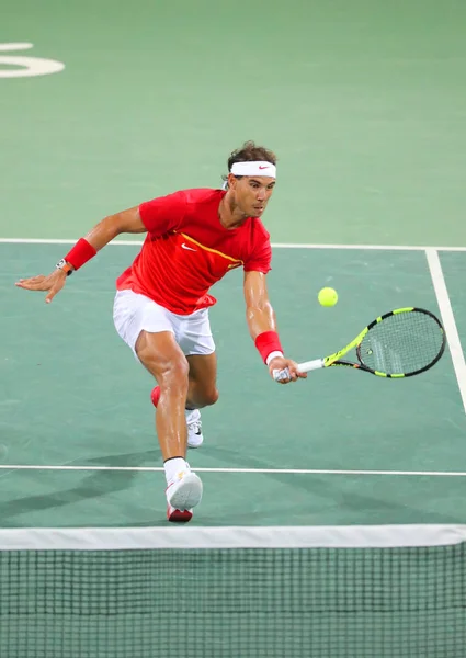 El campeón olímpico Rafael Nadal de España en acción durante la ronda 3 de dobles masculinos de los Juegos Olímpicos de Río 2016 — Foto de Stock