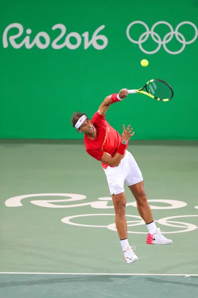 El campeón olímpico Rafael Nadal de España en acción durante la ronda 3 de dobles masculinos de los Juegos Olímpicos de Río 2016 — Foto de Stock