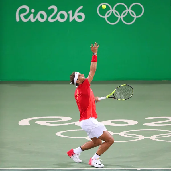 Le champion olympique Rafael Nadal d'Espagne en action lors de la troisième manche masculine en double des Jeux Olympiques de Rio 2016 — Photo