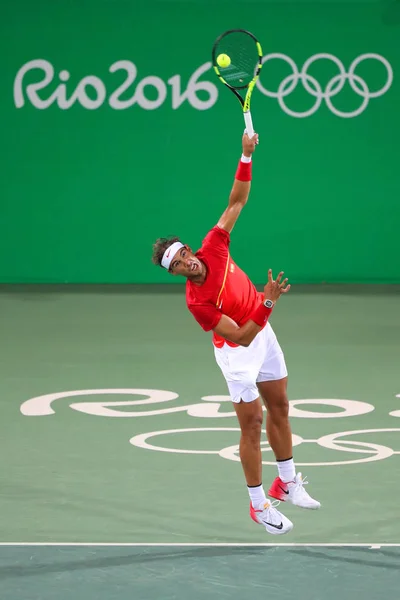 Le champion olympique Rafael Nadal d'Espagne en action lors de la troisième manche masculine en double des Jeux Olympiques de Rio 2016 — Photo