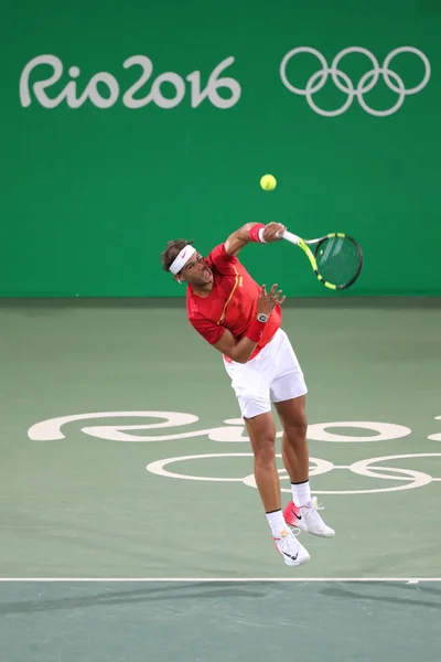 Campeão olímpico Rafael Nadal da Espanha em ação durante duplas masculinas na terceira rodada dos Jogos Olímpicos Rio 2016 — Fotografia de Stock