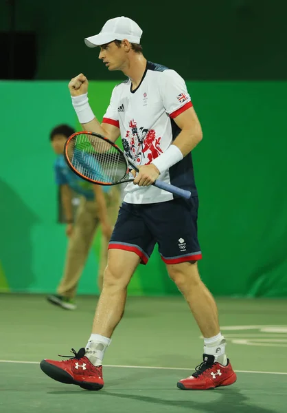 Olympijská vítězka Andy Murray z Velké Británie v akci během mužů zdvojnásobuje prvním kole zápas o olympijské hry Rio 2016 — Stock fotografie