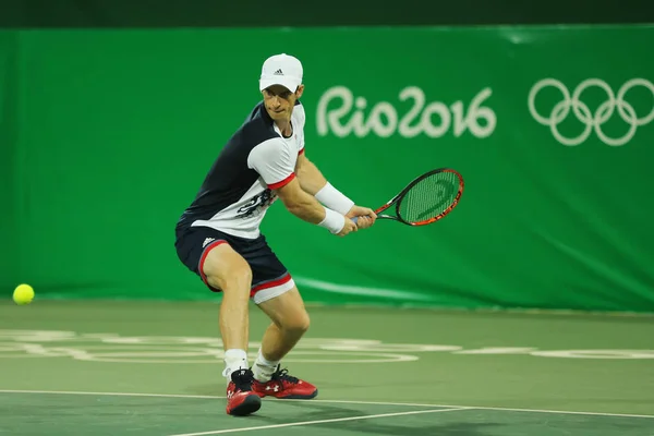 Campeão olímpico Andy Murray da Grã-Bretanha em ação durante duplas masculinas primeira rodada dos Jogos Olímpicos Rio 2016 — Fotografia de Stock