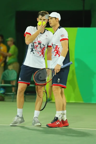 Tenisté, Andy Murray (L) a Jamie Murray z Velké Británie v akci během čtyřhra mužů první kolo zápas o olympijské hry Rio 2016 — Stock fotografie