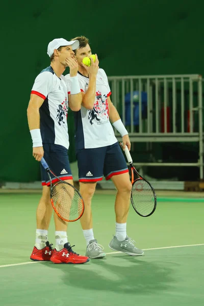 Giocatori di tennis Andy Murray (L) e Jamie Murray della Gran Bretagna in azione durante la partita di doppio maschile del primo turno delle Olimpiadi di Rio 2016 — Foto Stock